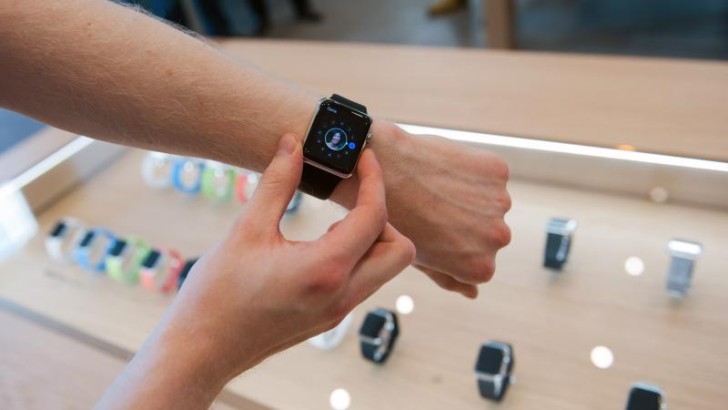 Apple qanda oksigen səviyyəsini ölçmə qabiliyyətini ləğv etdiyi ağıllı saatların satışını davam etdirəcək