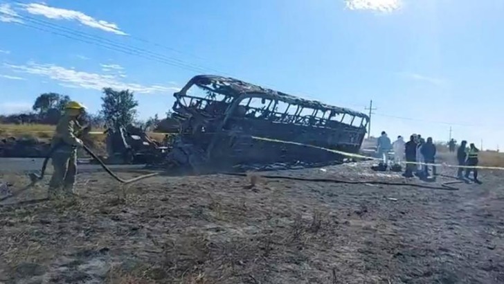 Meksikada tur avtobusunun yük maşını ilə toqquşması nəticəsində 19 nəfər ölüb