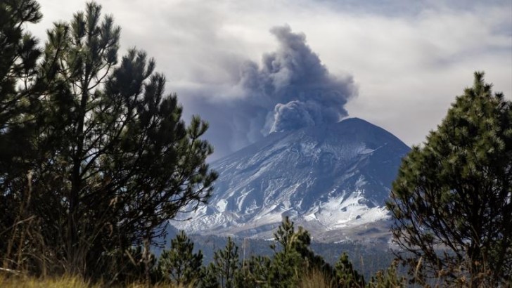 Meksikada Popocatepetl vulkanının aktivləşməsindən sonra bəzi uçuşlar ləğv edilib