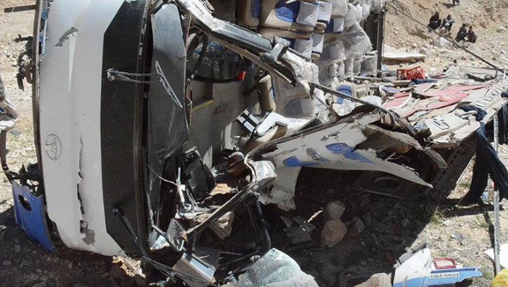 Yük maşınının mikroavtobusla toqquşması nəticəsində 9 nəfər ölüb
