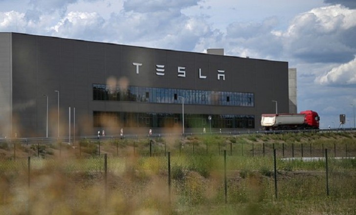 "Tesla"nın Almaniyadakı zavodu yanğın səbəbindən işıqsız qalıb