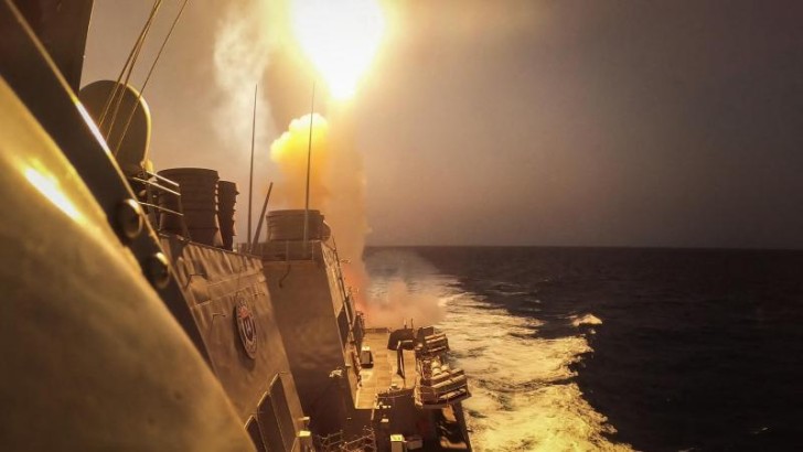 Husilər: Qırmızı dənizdəki ABŞ gəmisini dəniz raketləri ilə hədəf aldıq