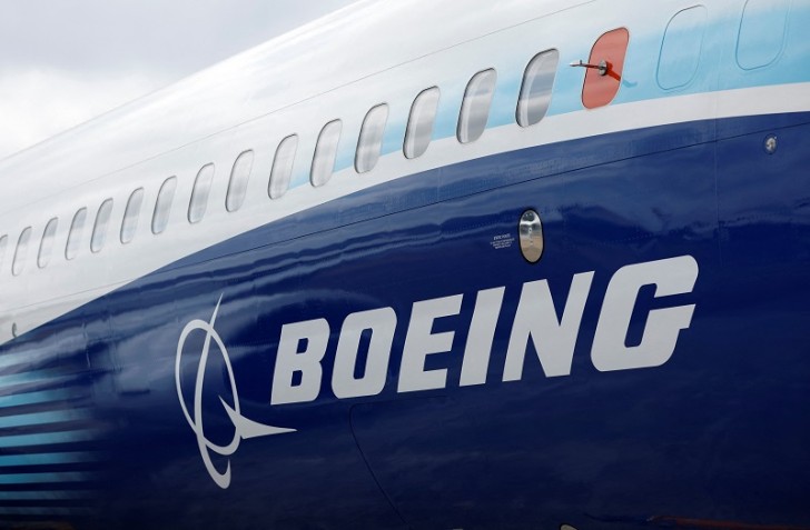 "Boeing"in baş icraçı direktoru qapı qəzası səbəbiylə nəhəng bonusu əldən verib