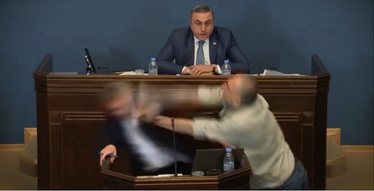Gürcüstan parlamentində deputatlar arasında dava düşüb