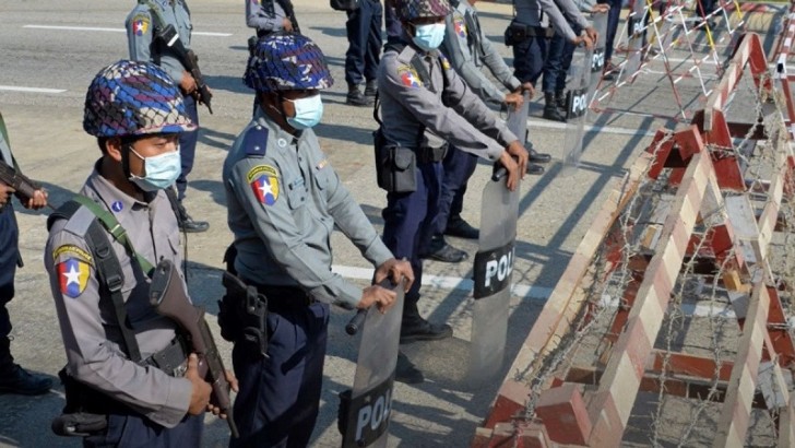Myanmada 46 sərhəd polisi Banqladeşə sığınıb