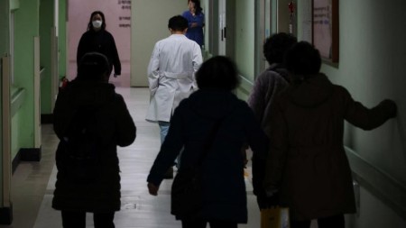 Cənubi Koreyada 2 xəstəxanada poliklinika və cərrahi xidmətlər dayandırılıb