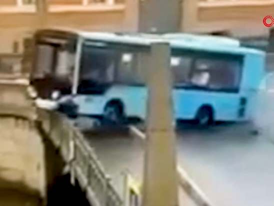 
Rusiyada sərnişin avtobusu çaya düşüb: 4 nəfər ölüb
