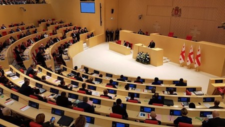 Mübahisəli qanun Gürcüstan parlamentində qəbul edildi