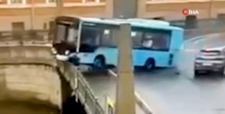 Sankt-Peterburqda avtobusun çaya düşməsi ilə bağlı bir nəfər saxlanılıb