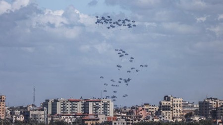 Qəzzaya havadan atılan yardımın paraşütləri açılmadı -