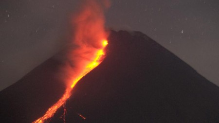 İbu vulkanı üçün xəbərdarlıq səviyyəsi maksimuma qaldırıldı