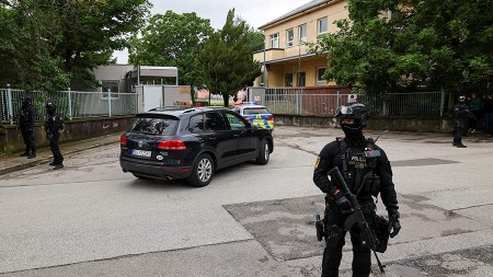 Slovakiyanın baş nazirinə sui-qəsddə şübhəli bilinən şəxs məhkəmə qarşısına çıxarılıb