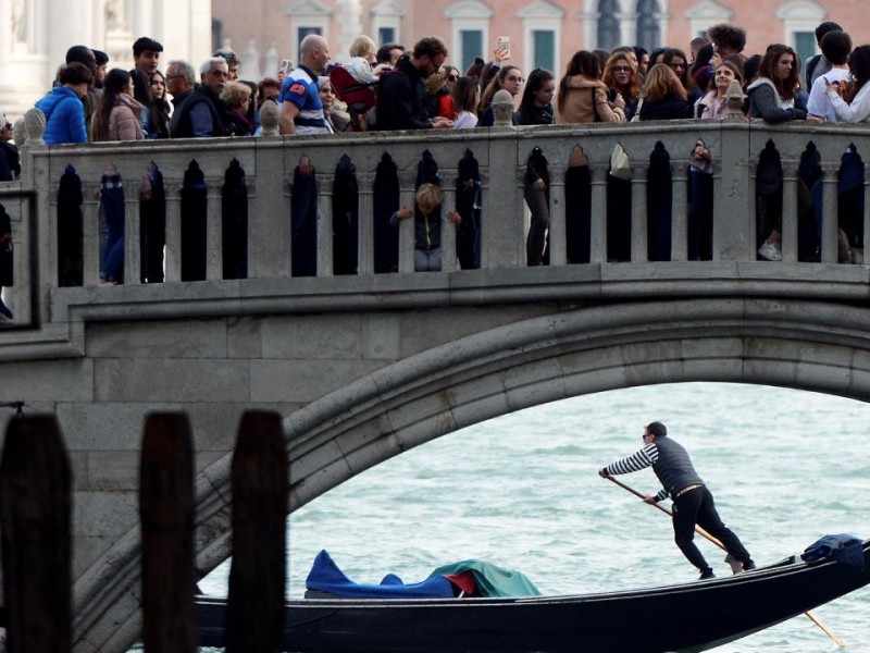 
Venesiya gündəlik ziyarətçilərdən 8 gündə 700 min avro qazanıb
