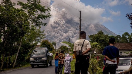 İndoneziyada İbu vulkanı yenidən püskürüb