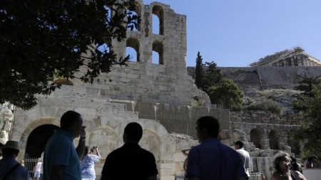 Afinada tarixi Akropol istilərə görə bir müddət ziyarətçilərə bağlanıb