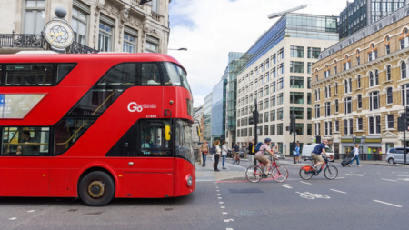 Londonda avtobusda bıçaqlanan 14 yaşlı uşaq ölüb