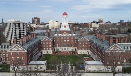 Məhkəmə Trampın Harvardla bağlı qadağa qərarını blokladı