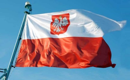 Polşa Krakovdakı Baş Konsulluğunu bağlayır və diplomatları ölkədən çıxarır