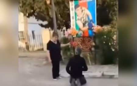 Kişini diz çökdürən şəhid anası ilə bağlı araşdırma aparılır