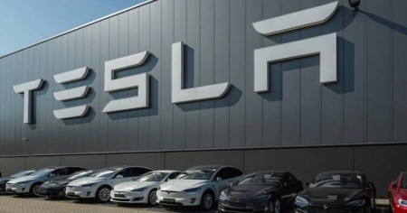 "Tesla" səhmləri Mask-Tramp qarşıdurmasından sonra ucuzlaşdı