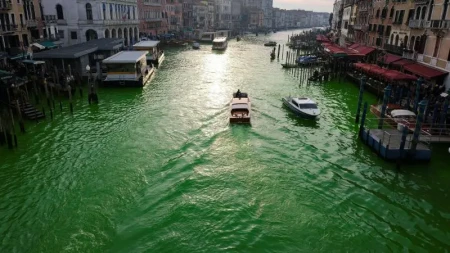 Venesiyada turistlərlə mübarizə davam edir: Kanala girən cütlüyə şəhər qadağası