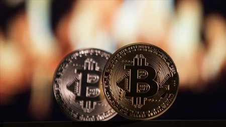 "Bitcoin"in qiymətində eniş davam edir