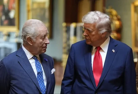 Tramp Kralın çiyninə vuraraq protokolu pozub -