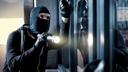 Sabunçuda evdən 7000 manat dəyərində qızıl oğurlayan şəxslər saxlanılıb