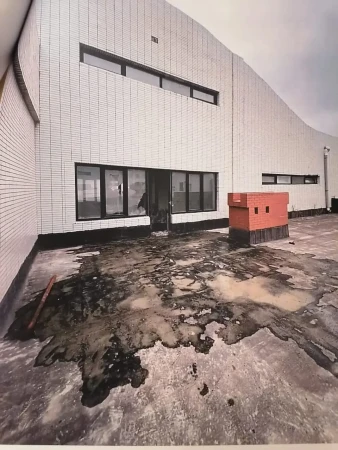 
Sakinlərdən etiraz: Binanın sütunları çat verir, damda isə tikinti gedir
