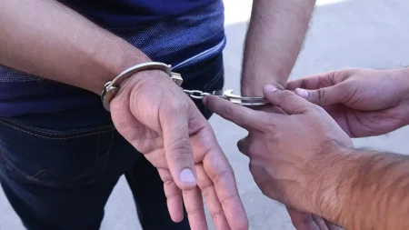 Sosial şəbəkədə canlı yayımda söyüş söyən 3 gənc həbs edildi