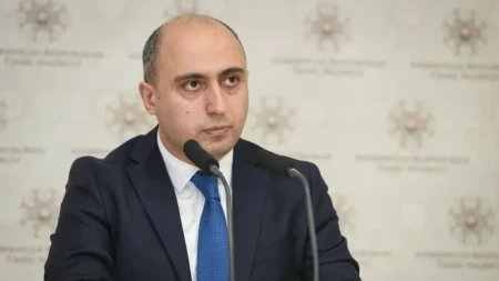 Fransız dili müəllimləri Emin Əmrullayevin statusunda SOS siqnalı verdilər