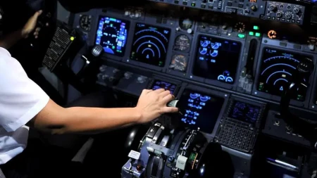 Sərnişin təyyarələrinin marşrutuna daxil olan pilot qülləni özündən çıxardı