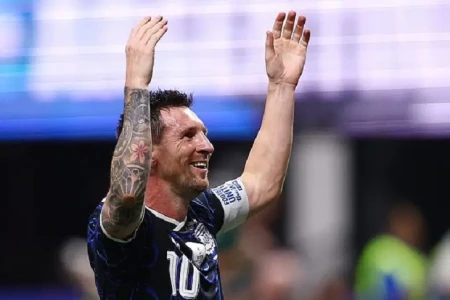 Messi İngiltərə üzərində qazanılan qələbəni Maradonaya həsr etdi