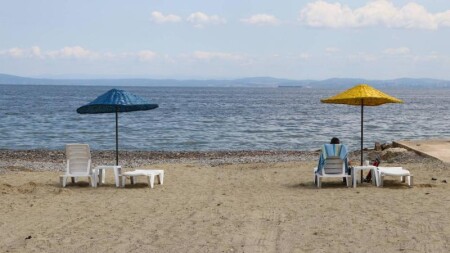 Çimərlikdə şezlonq davası faciə ilə nəticələndi: 82 yaşlı kişi öldü
