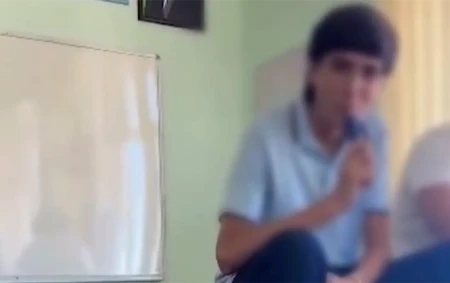 Məktəbdə elektron siqaret çəkən şagirdlərlə bağlı rəsmi açıqlama
