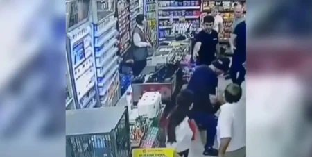 Arvadını marketdə hər kəsin gözü qarşısında döyən şəxs həbs edildi