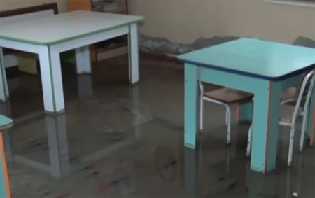 Dövlət bağçasını kanalizasiya suları basdı -