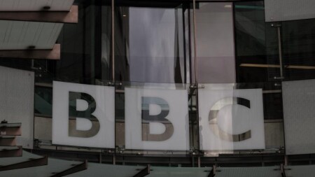 BBC Trampın 10 milyard dollarlıq iddia üzrə ifadə verməsini tələb edir