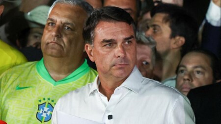 Flavio Bolsonaro pasportunu təhvil verməsinin tələb olunduğunu iddia edib