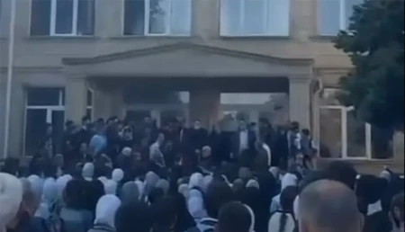 Məktəbin qabağında dini şüarlar səsləndirdilər -