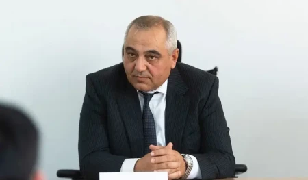 Prezident Mürvət Həsənlini təltif etdi -